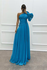Abendkleid mit einem Ärmel und Schulterdetail